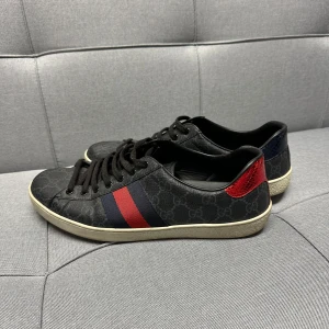 Gucci ace skor - Passa på att fynda dessa feta Gucci ace skor i den svarta modellen som är ovanligare än de vita. Bra skick både på insida och utsida. Skorna är välbehållna, finns inga defekter 👍