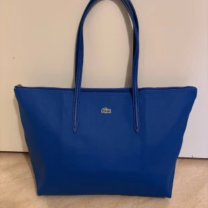 Väska - Tote väska. Blå väska använd en gång som ny men ej äkta