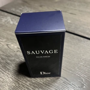 Sauvage Eau de Parfum från Dior - Säljer en ny, endast testad flaska av Sauvage Eau de Parfum från Dior. Förpackningen är elegant i mörkblått med silvertext. Perfekt för den som vill ha en fräsch och maskulin doft. Flaskan innehåller 100 ml. 