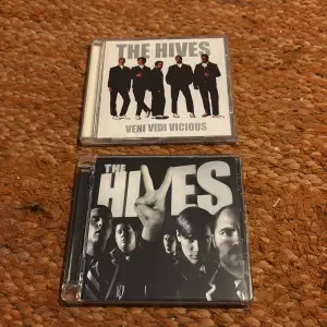 Säljer två CD-album av The Hives: 'Veni Vidi Vicious' och 'The Black and White Album'. Perfekt för dig som älskar rock och vill ha lite nostalgi i samlingen. Båda skivorna är i bra skick och kommer i sina originalfodral. 45:- porto som köparen står för. Tar betalt via swish direkt vid köp och skickar därefter.