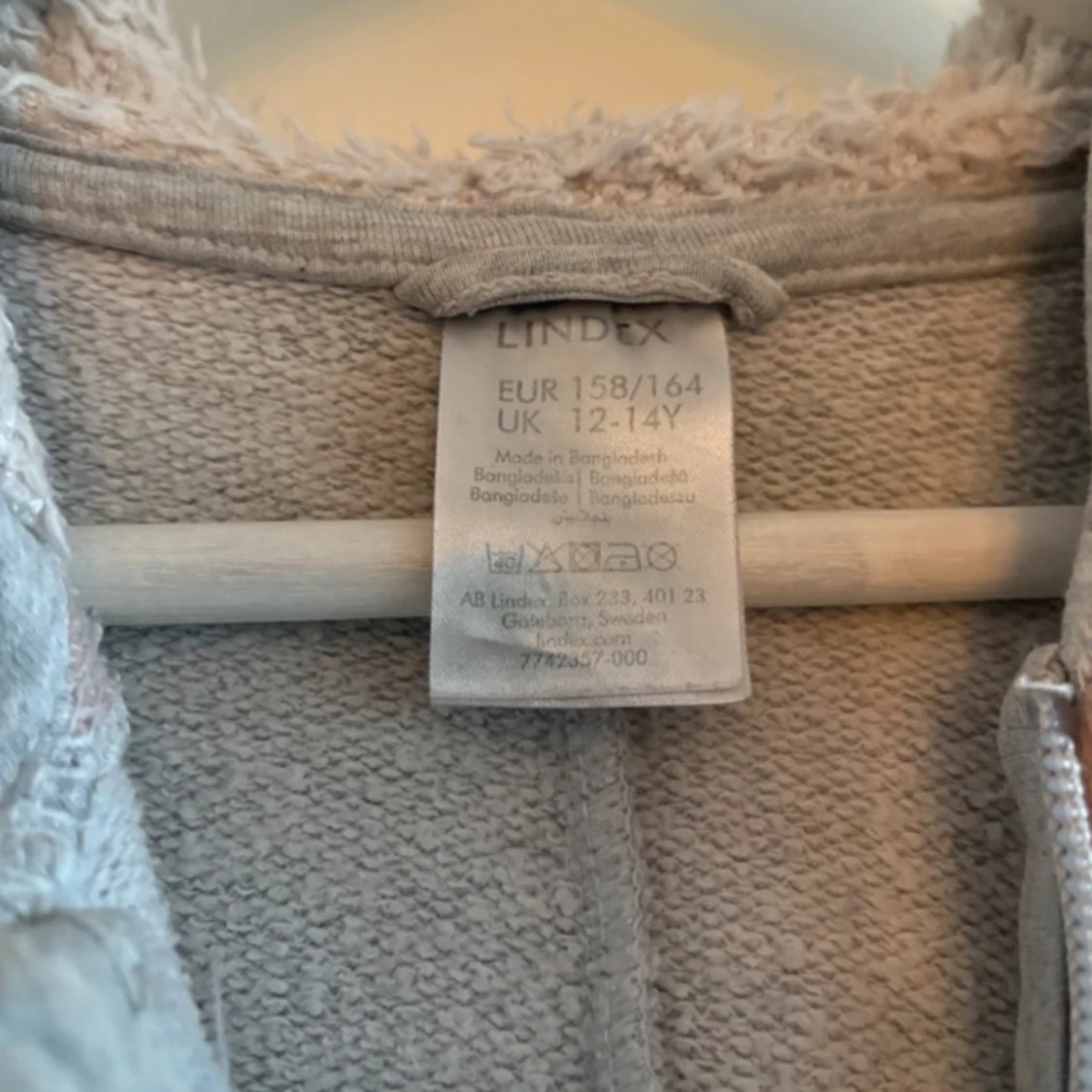 Grå onesie med stjärnor från Lindex - 91