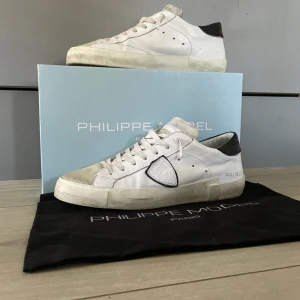 Philippe Model sneakers  - Hej!   Säljer nu ett par Philippe model prsx som inköptes i början av 2024. Inköptes för 3800:-