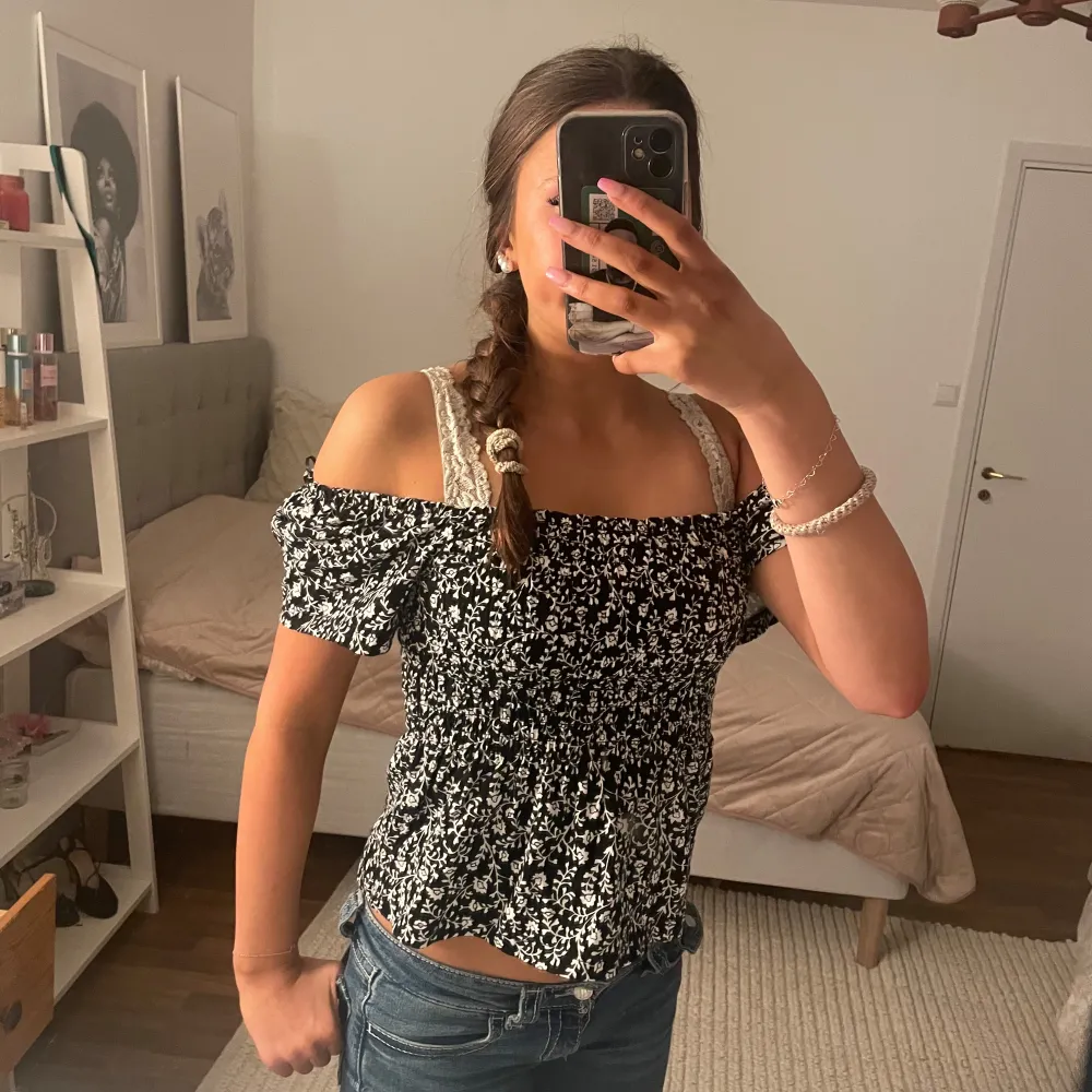 Säljer en helt oanvänd bara provad topp ifrån hm💕💕säljer eftersom den är förliten . Puserot.