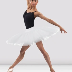 Vit balettkjol från Bloch - Säljer en vit balettkjol från Bloch i storlek ML. (Den är liten i storleken) den har 6 lager hård tyll som står rakt ut. Med insydd trosa. Den är i mycket bra skick endast testad och redo för nästa dansäventyr! 🩰köptes för 950kr. 