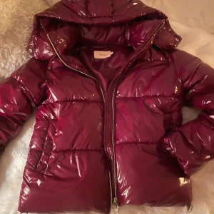 Vinterjacka  - Säljer denna slutsålda vinterjacka från Nelly i färgen röd 💞💞Den är använd typ 2 gånger och är i helt nytt skick💗