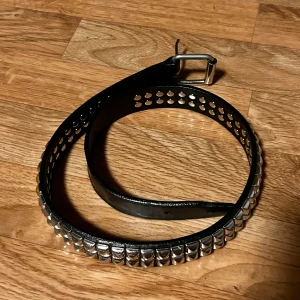 Bälte - jättefint bälte, säljer för den är lite för liten för mig. 83 cm 