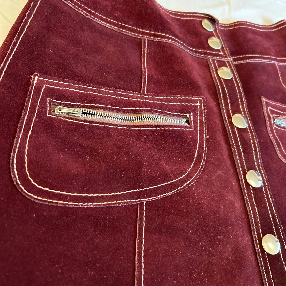 Vinröd mockakjol med knappar - 90