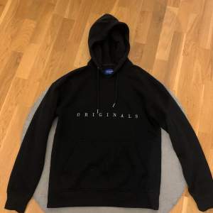 Snygg Jack & Jones hoodie endast använd ett fåtal gånger säljs eftersom den inte kommer till användning. Köpt från Intersport förra året för 549 kr. Skick 10/10. Pris kan diskuteras!