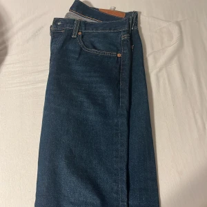 Levi's 501 jeans - Säljer ett par klassiska Levi's 501 jeans i mörkblå denim. De har en rak passform och är i mycket bra skick. Perfekta för både vardag och fest!