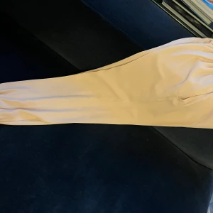 Ljusrosa mjukisbyxor - Säljer ett par superbekväma ljusrosa mjukisbyxor från Stella McCartney. De har en elastisk midja och är perfekta för en avslappnad dag hemma eller en snabb tur till affären. Materialet är mjukt och skönt mot huden. Perfekt för höst och vintermys!