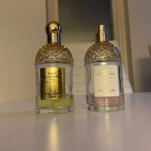 Säljer två lyxiga parfymer från Guerlain's Aqua Allegoria-serie. Den ena är Nerolia Vetiver EDP med en fräsch och livlig doft, och den andra är Rosa Rossa EDT med en blommig och fruktig ton. Båda flaskorna är 125 ml. Ca 30 ml kvar i vardera. 200 för Neroli vetiver och 200 för rosa rossa. Eller båda för 350 kr. 