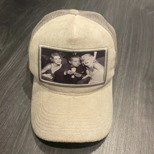 Keps - Denna gråa velvet kepsen är väldigt stilren och extremt sällsynt. På bilden syns Marilyn Monroe och kepsen är från märket Contore. Skicket är 9/10 lite tecken på användning inuti om man kollar noga annars nyskick. Köpt för 550 kr säljer extremt mycket billigare. Hör av er vid frågor🔥