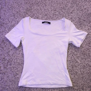 Vit T-shirt Bik Bok - Superfin vit T-shirt ifrån bikbok i storlek xs. Den är i fint skick! Hör av dig vid frågor💕