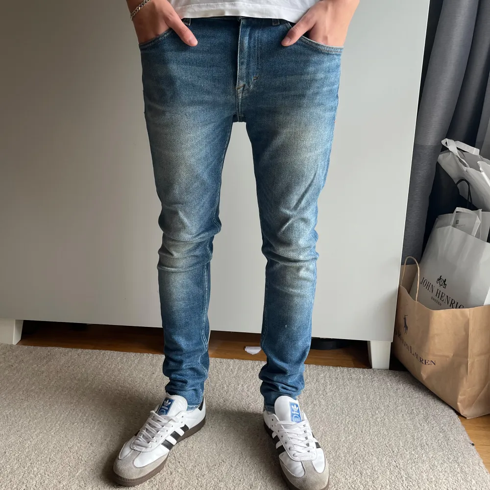 Tja! Säljer ett par riktigt schyssta Tiger of Sweden jeans! Nypris ish 1600kr, mitt pris 299kr! Vid fler frågor tveka inte att kontakta oss via pm! //JeansLabbet. Jeans & Byxor.