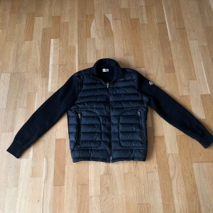 Moncler Wool Cardigan  - Tjena säljer nu min moncler cardigan då jag inte använder den längre säljer den pågrund av att den är för liten för mig🔥den är perfekt för hösten vintern och våren den håller dig varm och är väldigt stilig har du några frågor är det bara att skriva💯OBS är inte säker på att den är äkta men jag tror nog den är det köpte för 5000 av någon annan allt scannar och är som det ska