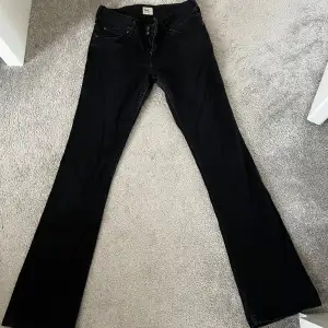 Svarta Lee jeans innerbensmått:78cm Midjemått:37-38cm Säljer dessa då kag växt ur dem