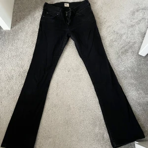 Lee jeans - Svarta Lee jeans innerbensmått:78cm Midjemått:37-38cm Säljer dessa då kag växt ur dem