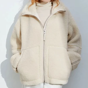 Teddy jacka - Säljer denna trendiga jacka från hm i beige, jackan är i storlek xs men är stor i storleken. jackan är köpt förra året i höstas. Jackan är i gott och fint skick!☺️☺️