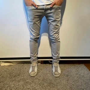Replay Anbass - Säljer nu ett par replay anbass jeans i storlek W30 L32. De passar dig som är 175-180cm, Hör av er vid frågor😇