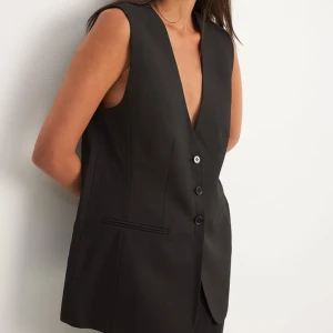 Kavajväst - Jättefin kavajväst som aldrig är använd från nakd. Storlek 36, ganska stor i passformen