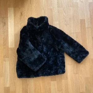 Trekvartsärm pälsjacka - Pälsjacka som har trekvartsärm i jättebra skick! Passar till hösten💕