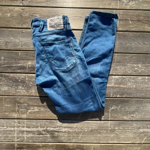 Replay jeans  - Blåa replay jeans med skön tvätt. Skick 9/10 använda endast 2 gånger. Storlek 30/32 