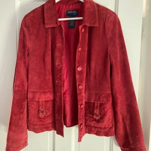 Röd mocka jacka - Supersnygg jacka i mocka som passar perfekt till hösten. Den är i storlek M men passar både M och L☺️ 