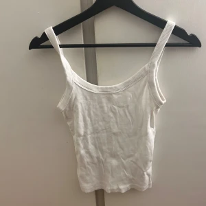 Vit linne  - Säljer detta vita linne ifrån Gina Tricot som inte passar längre, storlek S 