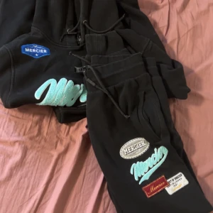 Tracksuit till salu - -Säljer en Mercier tracksuit som jag köpte förra sommaren i London, köpte den för runt 1900 kr. -Kläderna är i ny skick, håller dig varmt och har otroliga design detaljer. -Använd minst 10-15 gånger  -priset kan diskuteras  -Storlek (S) -(Säljs i Mal