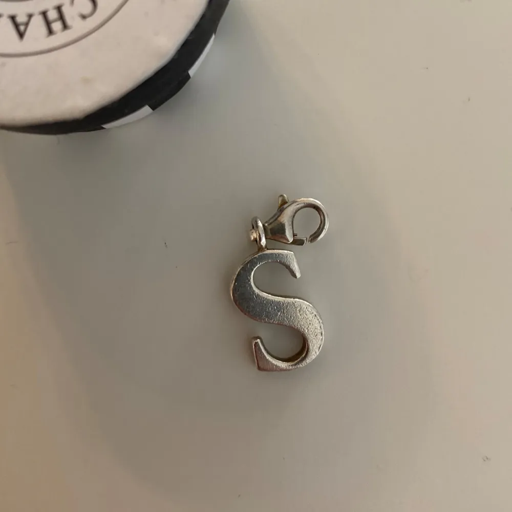 Säljer denna bokstavs berlocken från Thomas Sabo i äkta silver. Skriv om ni undrar nått.😊. Accessoarer.