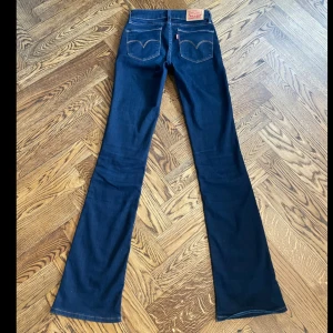 Levis bootcut - Mörkblå Levi’s jeans i modell 715 bootcut W24 L32. Bra skick! Midjemått ca 30 cm rakt över. Innerbenslängd: ca 81 cm