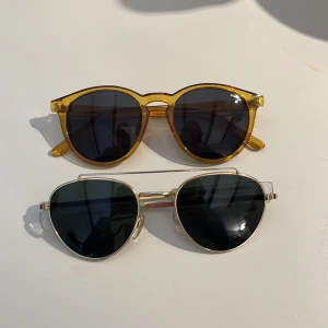 Solglasögon  - Två par solglasögon säljs. 