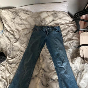 Zara jeans strl 36 (kan få för 100 oxå) - Inte så jätte använda ngn liten mörkare fläck på ena benet annars i bra skick 