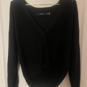 svart stickad kofta - Svarat stickad kofta från Vero Moda, kappa använd inga defekter skulle säga att den sitter som en M