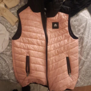 Moose Knuckles väst nyskick - Nyskick i storlek small.
