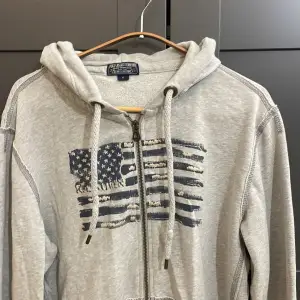 Polo Ralph Lauren zip hoodie i storleken S. Bra skick och priset kan diskuteras vid snabb affär 