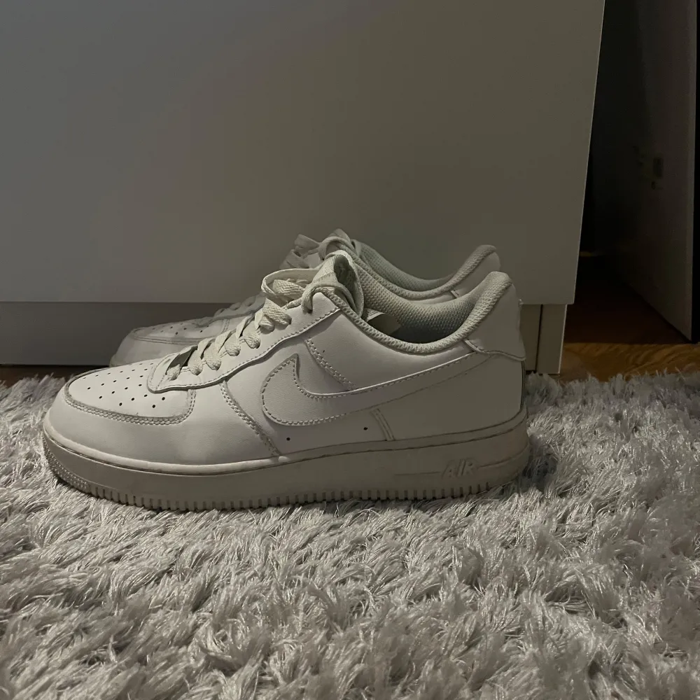 Air force 1  Knappt använda  Storlek 42,5 . Skor.