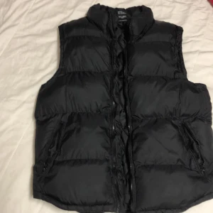 Väst - Bra skick hr inte andvänt för att den är stor för mig. Dm för fler frågor och kolla gärna på mina andra annonser😊