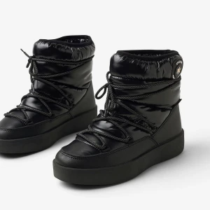 Ahkka - Áhkká boots Ellos   Knappt använda   Varmfodrade boots med membranet áphiTec4.0 som gör bootsen vattentäta samtidigt som de andas och transporterar bort fukt. Ovandel i textil och skinnimitation med vadderat skaft. Mjukt foder i fuskpäls. 