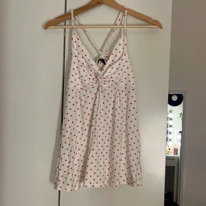 Linne - Jättegullig topp med liten knytning i ryggen men som tyvärr inte kommer till användning längre 🫶🏻