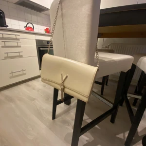 Valentino väska  - Valentino väska använd några gånger. Vid snabbt köp kan gå ner i pris. 