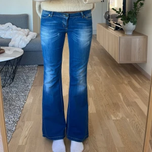 Lågmidjade jeans  - Såå snygga jeans från only, nyskick! Jag är 177cm💕 midja: 40 Innerben: 79