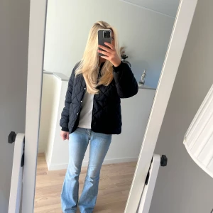 Quiltad jacka - Jättefin quiltad jacka från zara i egentligen barnstorleken 14 men den passar storlek xs och även s. 