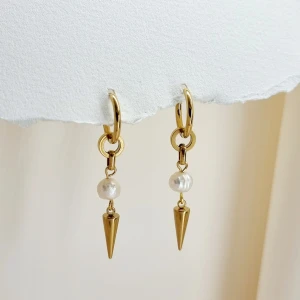 Handgjorda örhängen - Handgjorda örhängen●Följ :@ekjewelryofficial🤲 ● 💎Material- 100% rostfritt stål och pärlor ●Örhängeskrokar -rostfritt stål. Nickel fri. Längd -5,5cm.Vattentåliga, ändrar inte färgen! 