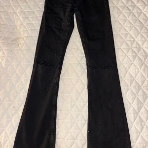 Svarta jeans från Crocker - Säljer ett par svarta jeans från Crocker i modell 231. De är lågmidjade/mid waist och har en bootcut-stil. Inga defekter💕 ANVÄND INTE KÖP NU, skriv till mig innan för att säkerställa att dem är kvar!