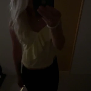 Gult linne  - Gult linne med volanger från hm 