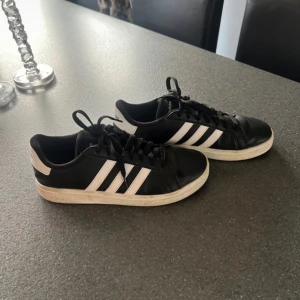 Adidas skor - Fina adidas skor i storlek 39 1/3 Använda men i fint skick!