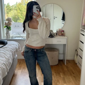 H&M stickad tröja  - Super fin, mjuk och varm tröja från h&m i storlek XS eller S. Färgen är créme vit/ ljus beige. Aldrig använd o helt ny (nyskick)!