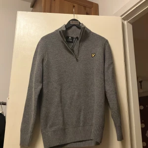 Lyle&scott half zip - Lyle&scott halfzip som jag fick i present sälj utav att tröjan va för stor och inte passa mig storlek s aldrig använd tagg finns kvar köpt för 1200kr