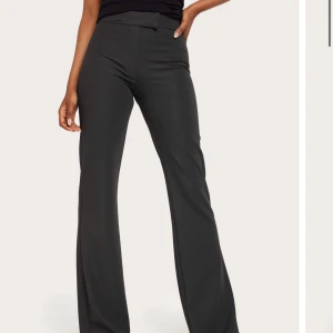 Flare pants - Använda 1-2 gånger  Jättefint skick som nya💕 I stolek S Nypris 399